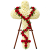 Corona funebre rosario de flores blancas con rosas rojas, presentada sobre soporte de madera para homenaje y condolencias.